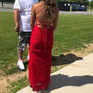 only worn once , I did have it brought up I’m 5’1 but had a 3” heal on